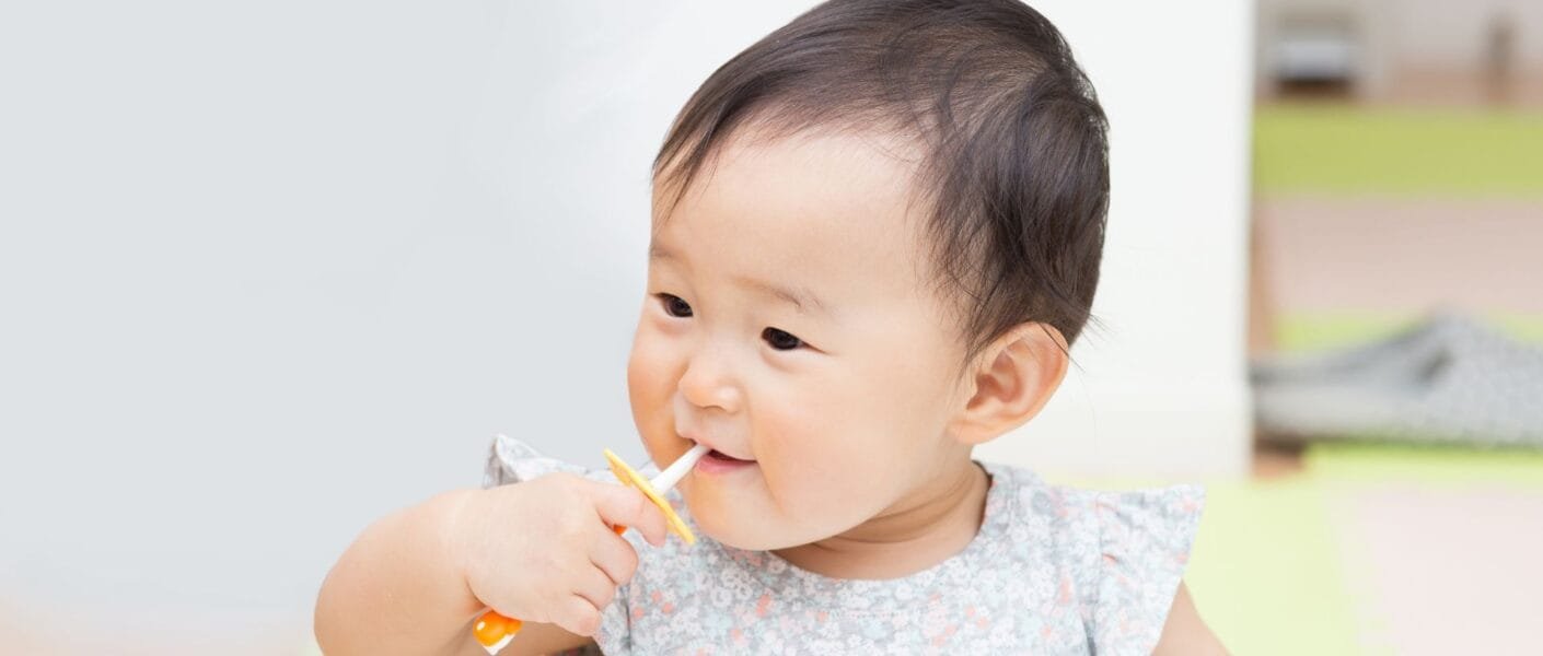 começar a escovar os dentes