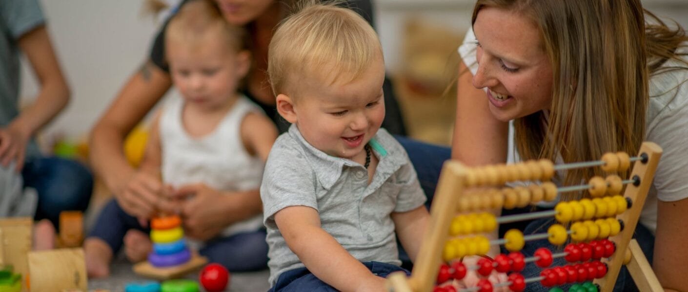 Crescimento infantil: Compreendendo Fases do Desenvolvimento do Bebê, marcos do recém-nascido à criança em suas primeiras etapas.