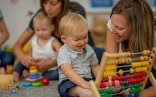 Crescimento infantil: Compreendendo Fases do Desenvolvimento do Bebê, marcos do recém-nascido à criança em suas primeiras etapas.