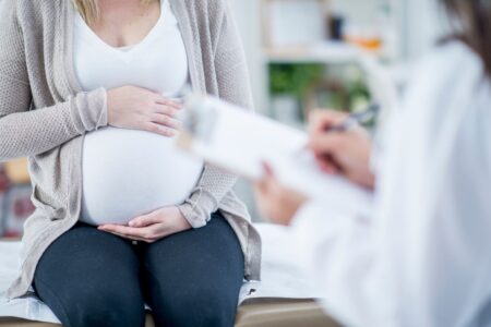 Descubra os fatos essenciais sobre os riscos da gravidez tardia. Informe-se para tomar decisões conscientes sobre sua saúde reprodutiva.