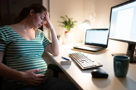 A gravidez é uma jornada emocional intensa para a mulher, repleta de altos e baixos que influenciam profundamente seu humor