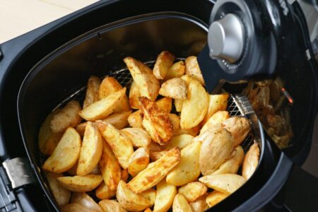 Air fryer vantagens: mais saudável, menos óleo, economia, sabor preservado, fritura rápida. Supera a fritura tradicional em diversos aspectos