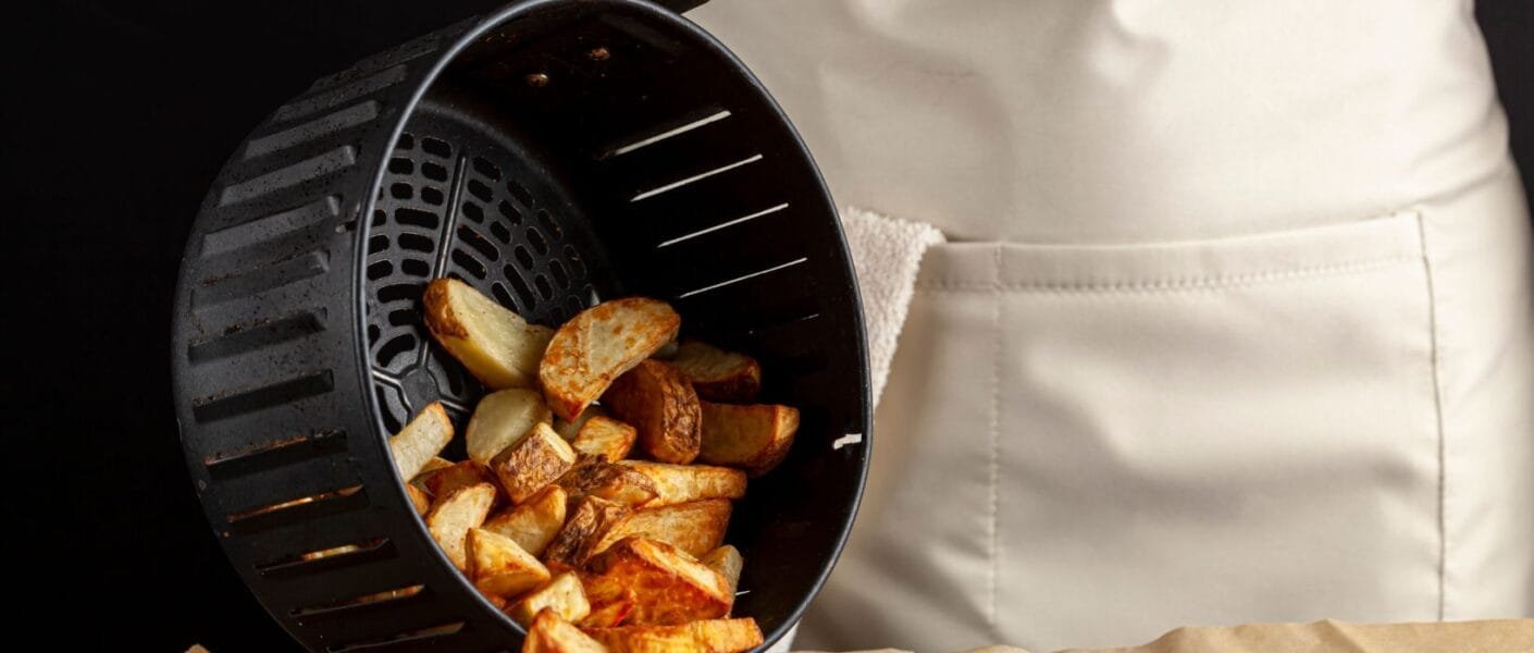 Descubra Como Lavar Air Fryer corretamente. Mantenha seu aparelho limpo e garanta alimentos mais saborosos e saudáveis em cada utilização