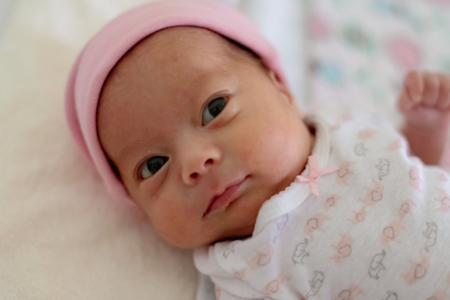 O parto prematuro ocorre antes das 37 semanas de gestação, aumentando riscos para o bebê, como problemas respiratórios e desenvolvimento.
