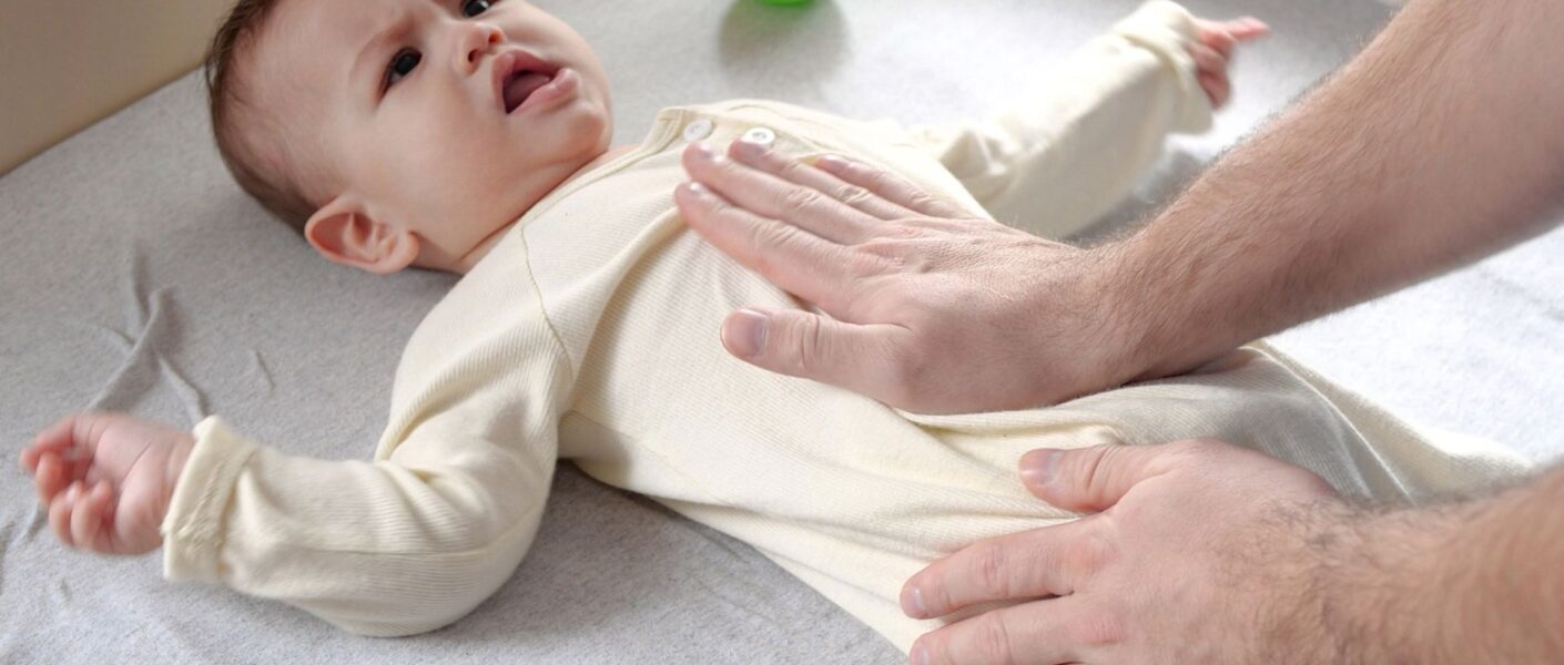 Como aliviar cólica de bebê recém-nascido? Técnicas + posições + remédios