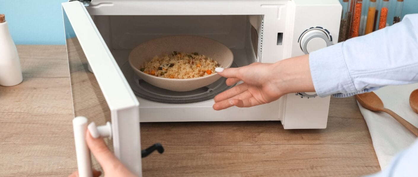 Aquecimento por microondas: descubra os princípios e mecanismos que tornam possível essa inovadora tecnologia de cozimento.