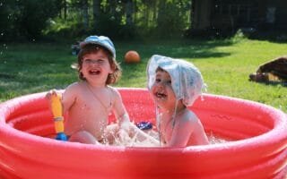 Dicas Essenciais para Piscina Infantil: Se você tem uma piscina infantil em casa, é importante ter certeza de que ela seja um ambiente seguro para as crianças. Acidentes em piscinas podem ser evitados seguindo algumas dicas simples de segurança. Neste artigo, vamos compartilhar algumas dicas essenciais para garantir que a segurança esteja sempre em primeiro lugar.