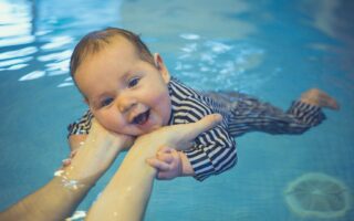 Como manter a água da piscina infantil