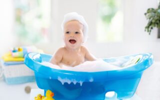 Quando é seguro dar banho em um bebê