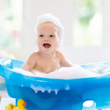 Quando é seguro dar banho em um bebê
