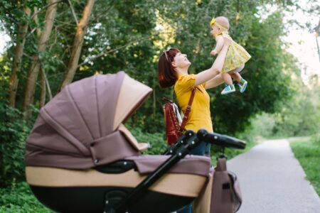 carrinho de bebê com bebê conforto