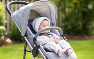 Carrinho de Bebê com Bebê Conforto