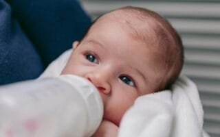 devo amamentar ou oferecer mamadeira