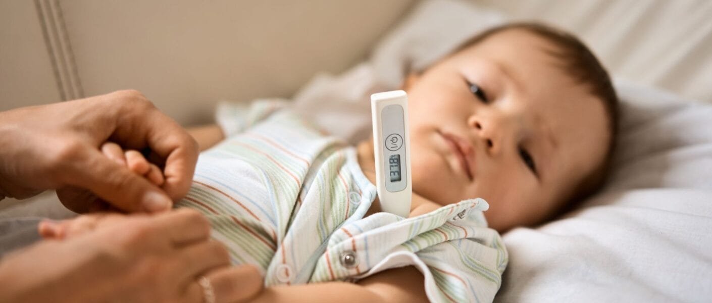 Quais são os sinais de que meu bebê está doente ou com febre?