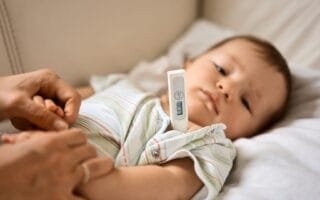 Quais são os sinais de que meu bebê está doente ou com febre?