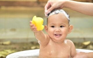 bebê tem descamação na cabeça