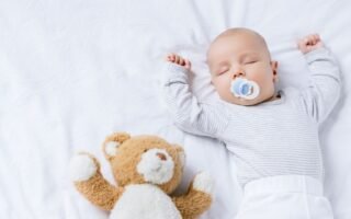 Hábitos que entortam os dentes do bebê: o que evitar