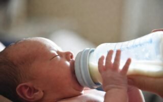 Mamadeira pode causar dentes tortos no bebê