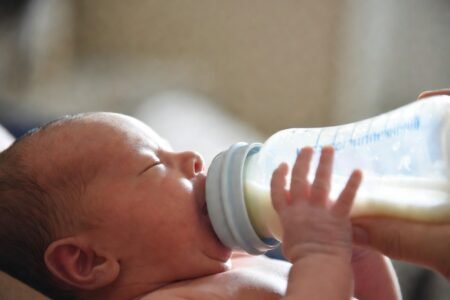 Mamadeira pode causar dentes tortos no bebê