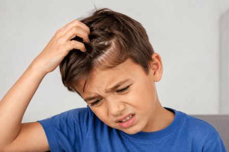Meu filho voltou da escola com piolhos. Como resolver?