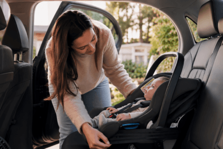 Qual a diferença entre bebê conforto e cadeirinha? Entenda uso, segurança, idade e transição correta.