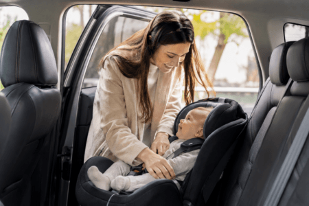 Bebê conforto como saber se o bebê está bem posicionado? Veja sinais de segurança, postura correta, cinto e respiração.