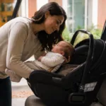 Bebê conforto esquenta muito? Como evitar calor excessivo, desidratação e desconforto com cuidados seguros no carro.