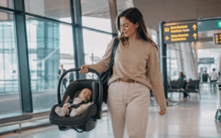 Bebê conforto pode ser levado no avião? Veja regras, segurança e cuidados para viajar com bebês.