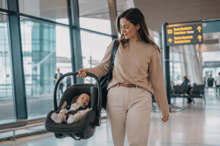 Bebê conforto pode ser levado no avião? Veja regras, segurança e cuidados para viajar com bebês.