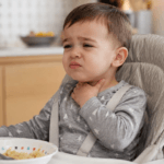Meu filho sente dor ao engolir e aponta a garganta. É normal?