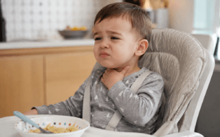 Meu filho sente dor ao engolir e aponta a garganta. É normal?