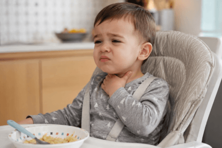 Meu filho sente dor ao engolir e aponta a garganta. É normal?