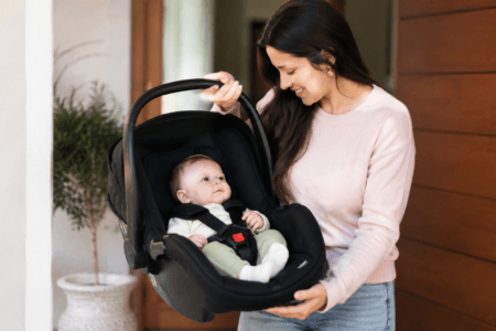 O que significa selo de aprovação no bebê conforto? Entenda certificação, testes e cuidados para o uso seguro.