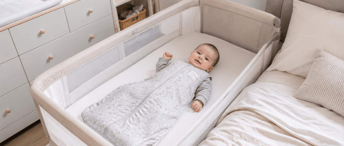 O bebê pode usar saco de dormir no berço acoplado? Sim, desde que seja leve, adequado ao tamanho e usado com sono seguro.