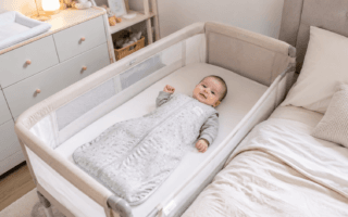 O bebê pode usar saco de dormir no berço acoplado? Sim, desde que seja leve, adequado ao tamanho e usado com sono seguro.