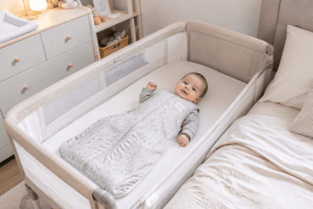 O bebê pode usar saco de dormir no berço acoplado? Sim, desde que seja leve, adequado ao tamanho e usado com sono seguro.