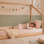 Cama montessoriana ajuda na independência infantil? Entenda benefícios, limites e cuidados de segurança na transição.