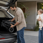 Carrinho de bebê com fechamento automático é confiável? Entenda segurança, travas, freios e cuidados antes de usar.