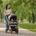 Qual carrinho de bebê é melhor para passeios longos? Veja conforto, rodas, segurança, postura e proteção solar.