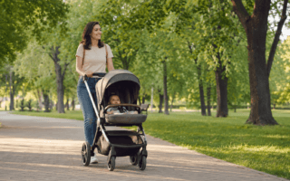 Qual carrinho de bebê é melhor para passeios longos? Veja conforto, rodas, segurança, postura e proteção solar.
