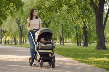 Qual carrinho de bebê é melhor para passeios longos? Veja conforto, rodas, segurança, postura e proteção solar.