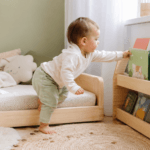 Cama montessoriana é indicada por especialistas? Entenda quando pode fazer sentido, limites, segurança e sono infantil.