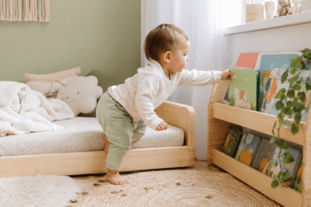Cama montessoriana é indicada por especialistas? Entenda quando pode fazer sentido, limites, segurança e sono infantil.