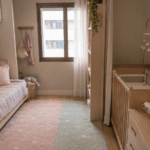 Como organizar um quarto pequeno para dois irmãos de idades diferentes?