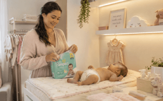 Qual fralda é mais indicada pelos pediatras? Veja critérios de absorção, ajuste e segurança para a pele do bebê.