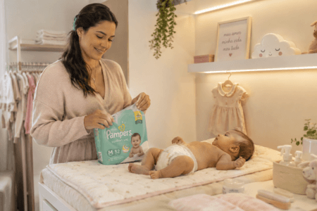 Qual fralda é mais indicada pelos pediatras? Veja critérios de absorção, ajuste e segurança para a pele do bebê.