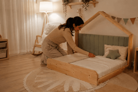 Cama montessoriana compensa para crianças pequenas? Veja benefícios, segurança e quando a transição pode valer a pena.