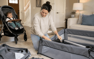 O bebê pode brincar dentro do berço portátil? Veja cuidados com brinquedos, supervisão, sono e desenvolvimento seguro.