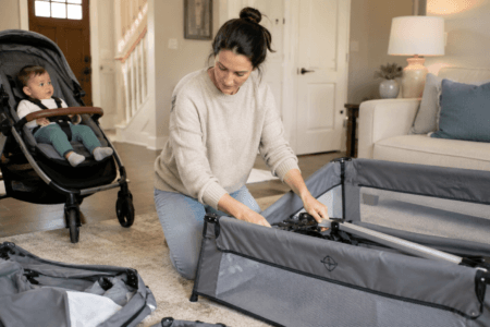 O bebê pode brincar dentro do berço portátil? Veja cuidados com brinquedos, supervisão, sono e desenvolvimento seguro.