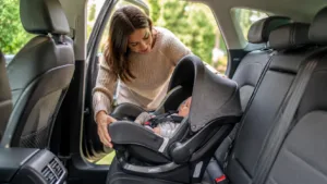 O que observar antes de comprar um bebê conforto? Veja segurança, instalação, tamanho, certificação e limites de uso.